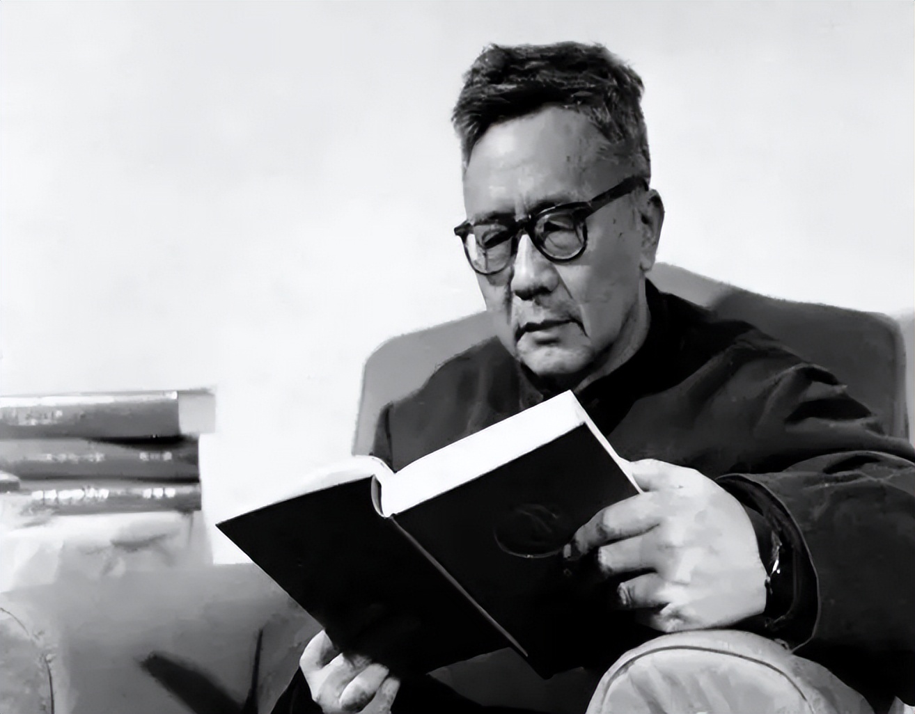 华罗庚仅初中文凭，身患残疾却成数学巨匠，去世前6小时仍在演讲