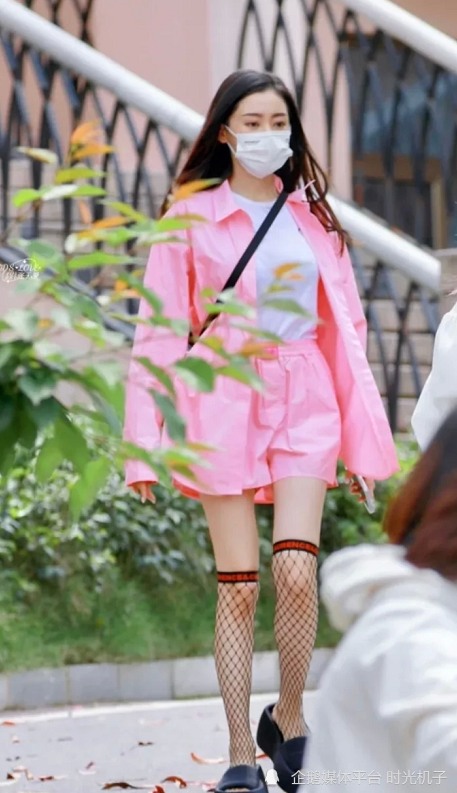 王心凌张天爱乔欣撞衫，同款衣服美感不同，气质差距大