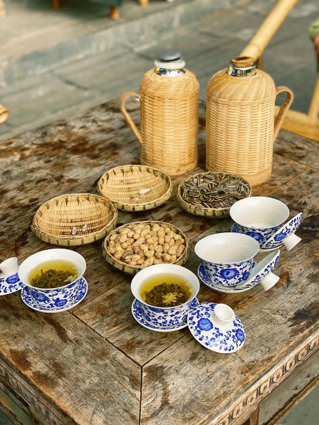 老板端来的盖碗茶飘出来的香气让人精神一振,边喝茶边欣赏这大自然的