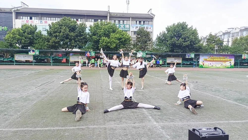 双流区迎春小学举行第七届校园足球班级联赛暨啦啦操比赛颁奖仪式