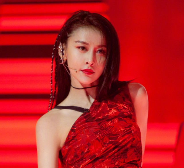 为嫁入豪门，贾青每次都爱得卑微，王思聪却让她豪门梦碎事业停摆