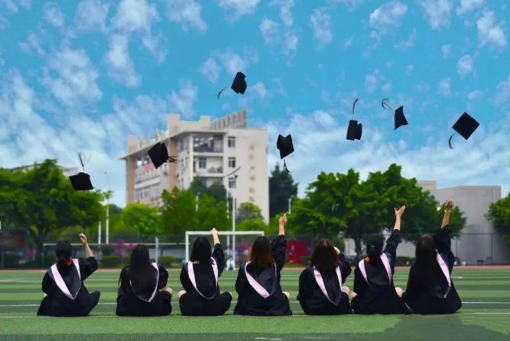 高校为毕业生定制“特殊”礼物，很有纪念意义，网友狠狠羡慕了