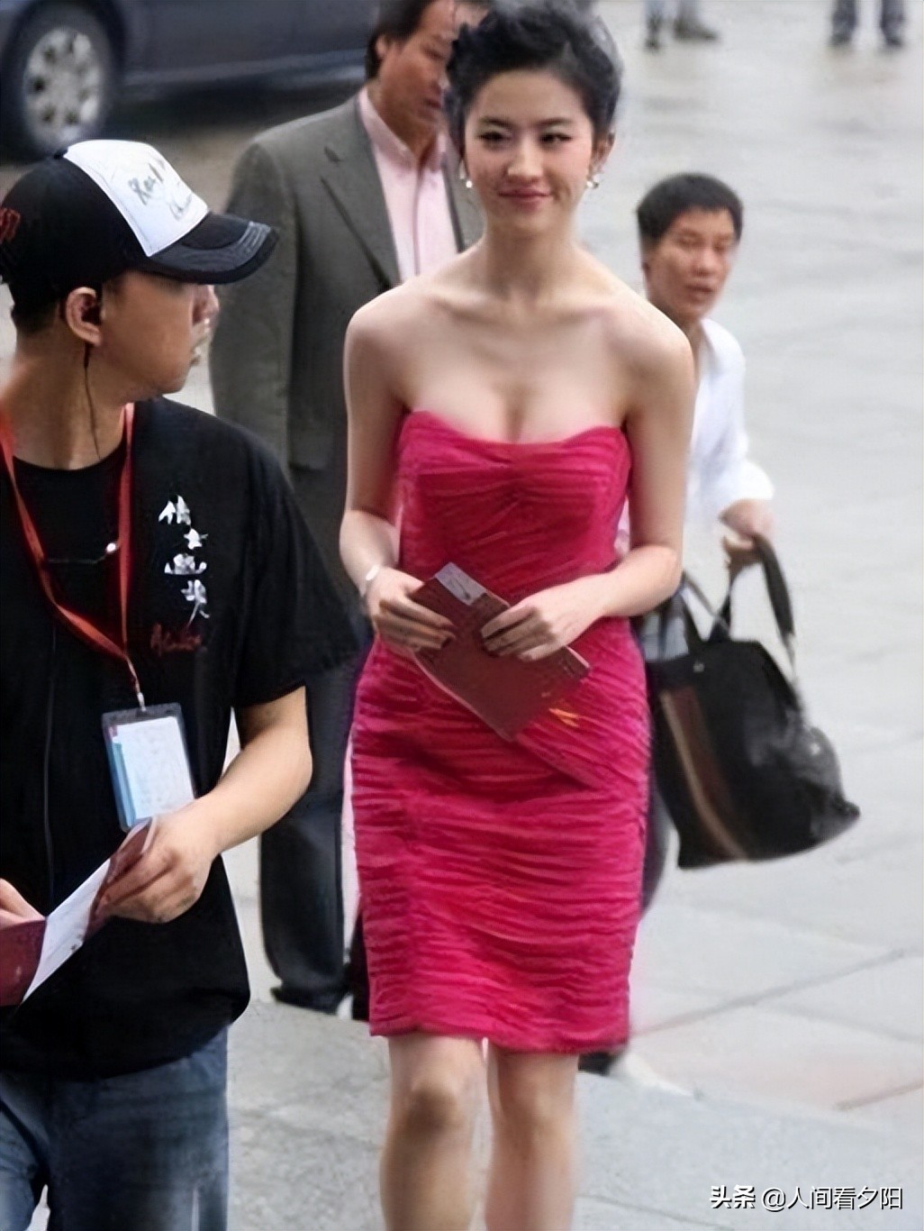 虽然刘亦菲内眦赘皮、露龈笑、溜肩……但她就是美得没有道理