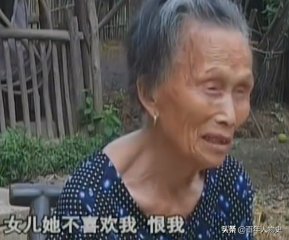 湖南83岁失明老妇住猪圈，4个子女不管不顾，儿子：住猪圈挺好的