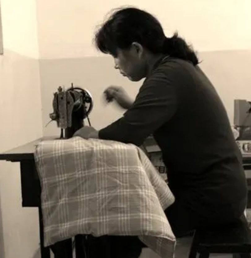 湖南小伙大二退学创业，22岁成千万富翁，23岁为她在海南卖水果