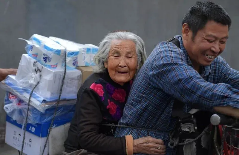 “等母亲过世,我就脱掉女装,做回男人。”
