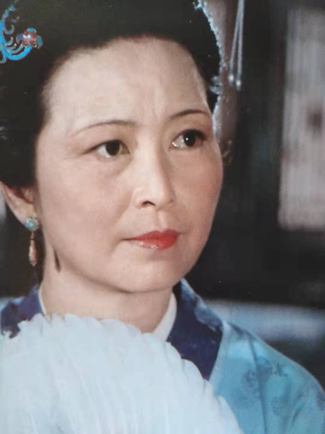 赵姨娘与贾探春，她明知女儿厌恶自己庶出的身份，却四处炫耀招恨