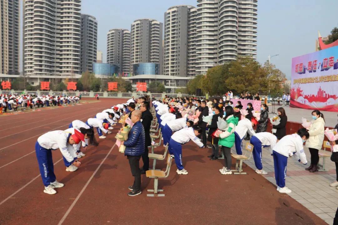 閬中中學(xué)舉行高三學(xué)生成人宣誓儀式(圖14) 閬中中學(xué)舉行高三學(xué)生成人宣誓儀式(圖14)