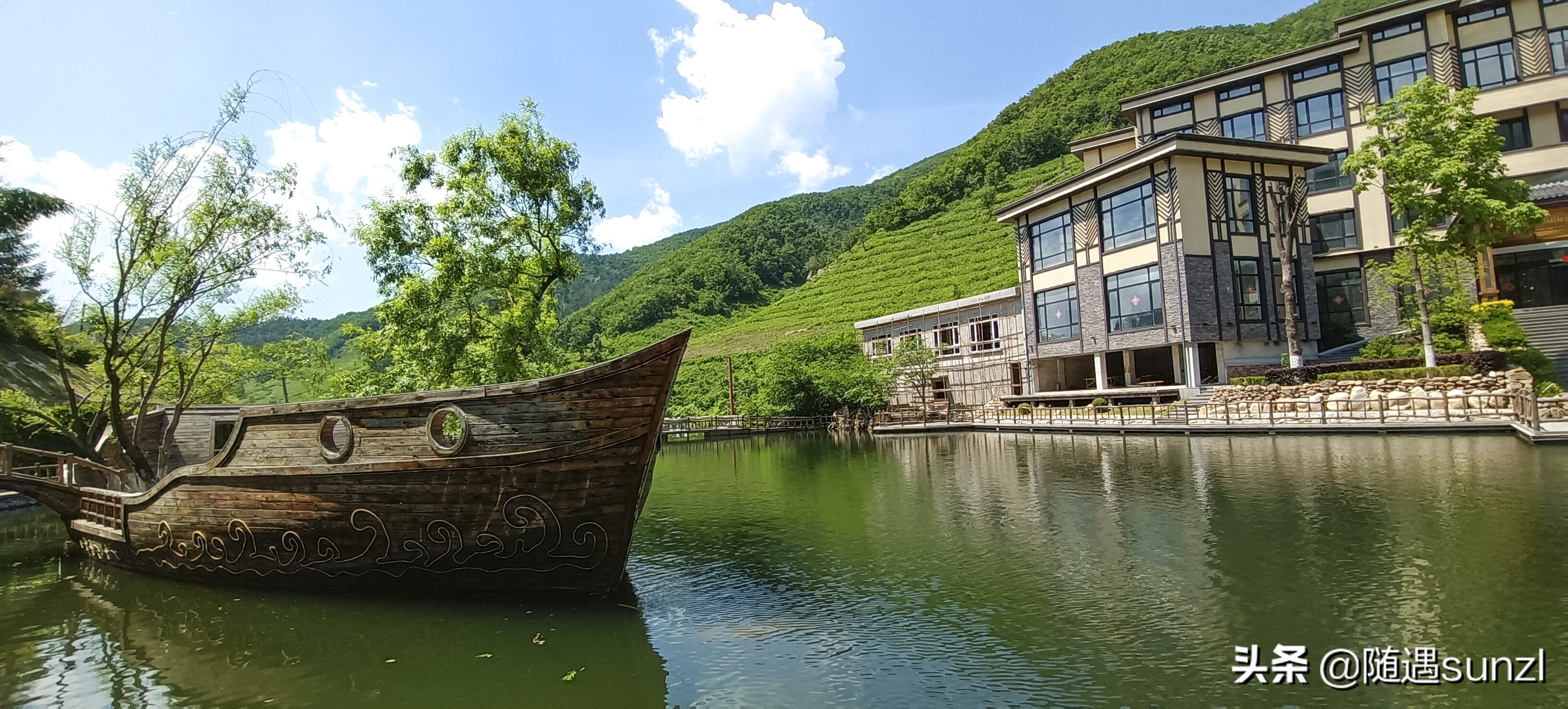 在本溪滿族自治縣小市鎮久財峪村的大山裡,有一個幽靜的園林生態谷.