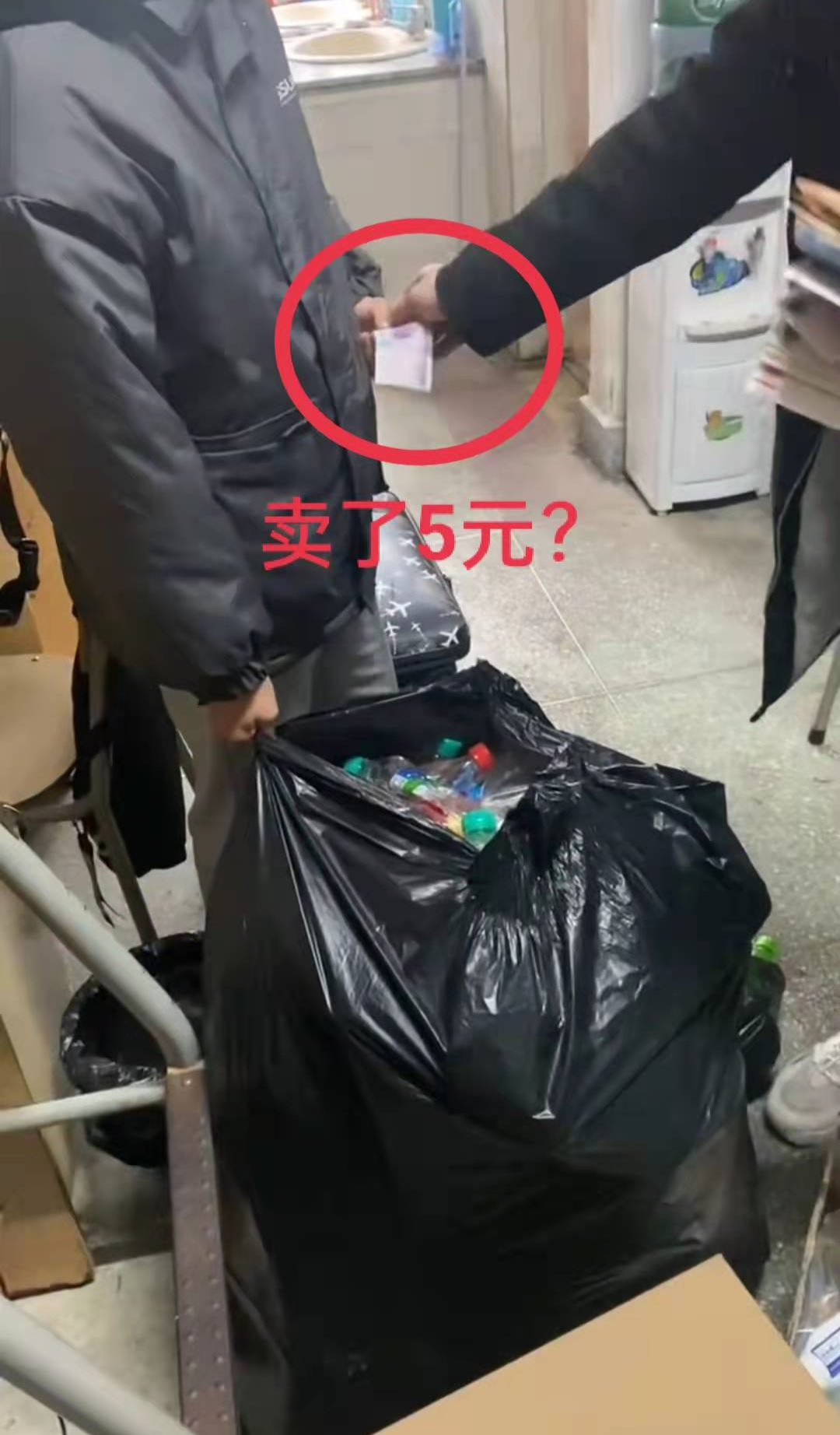 攒了100多个塑料瓶却只卖了5元？听了背后的故事，被大学生暖到了