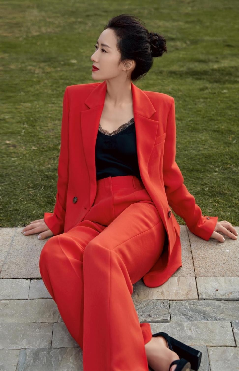 李念真有阔太太气质,小香风短上衣配短裤,马甲线清晰可见太高调