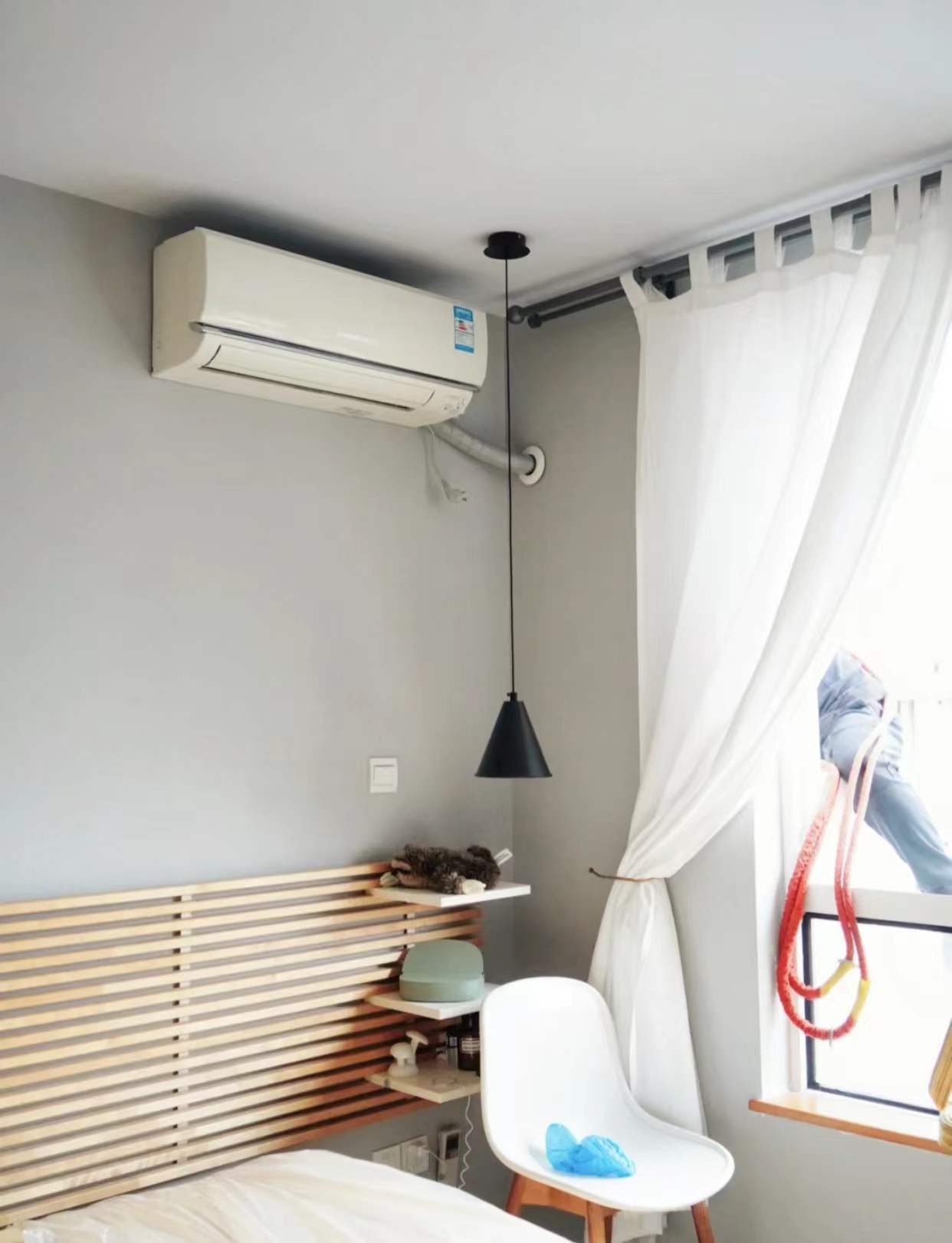 卧室里的冷暖方案,很多人都会直接选择安装一台挂机空调,因为大家都