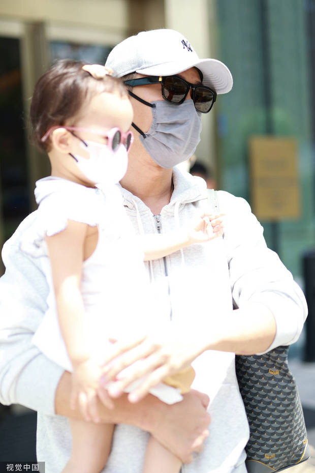 林峯抱女儿格格录制《披哥2》妻子张馨月陪伴左右