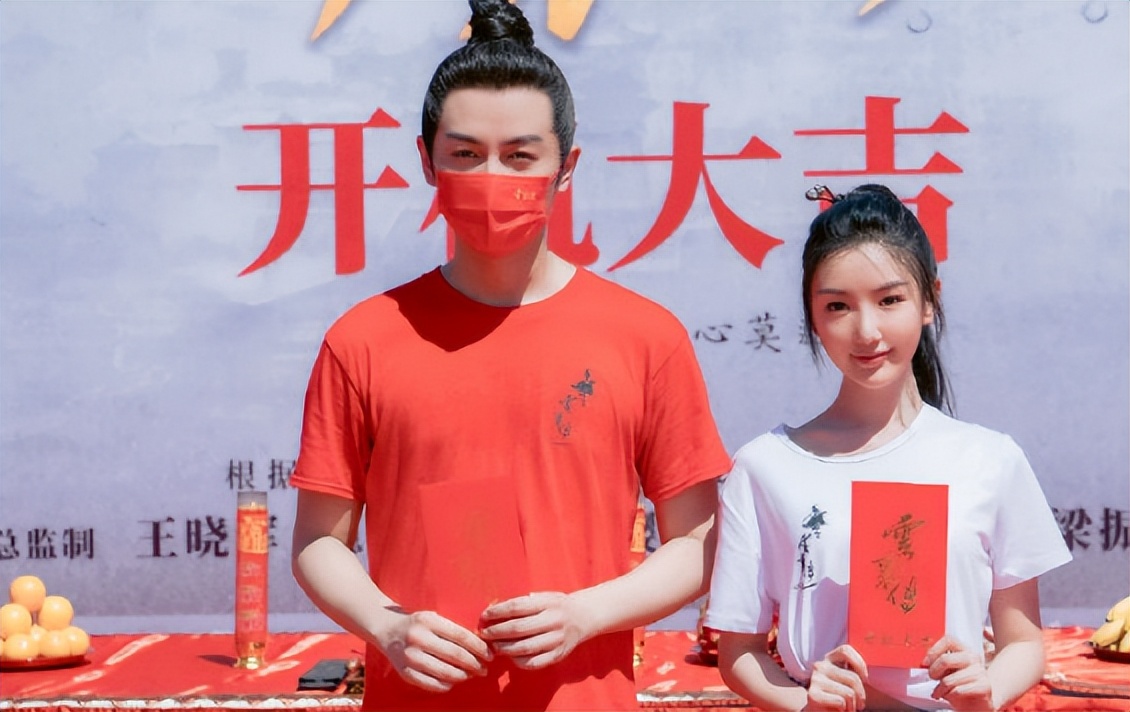 陈晓直播与陈妍希甜撒糖，穿工作服打扮朴素，近照变瘦素颜显憔悴