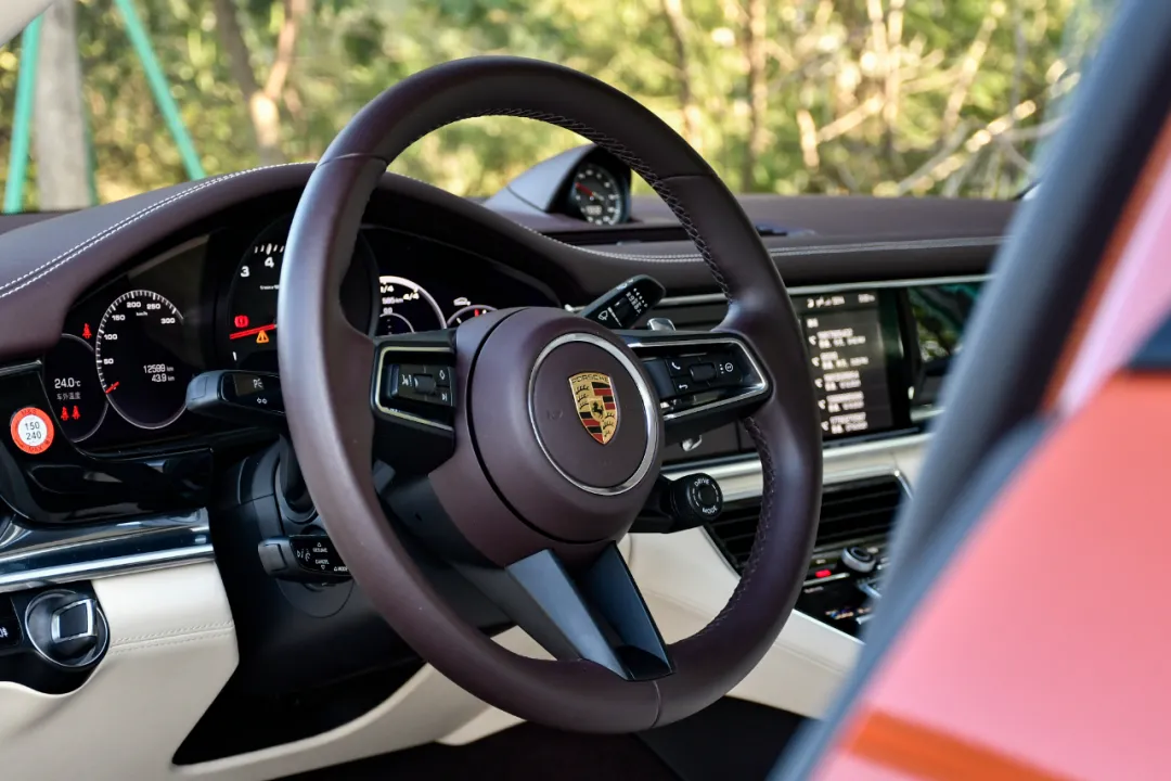 跑车的操控,豪车的舒适,这台保时捷比奔驰更香?