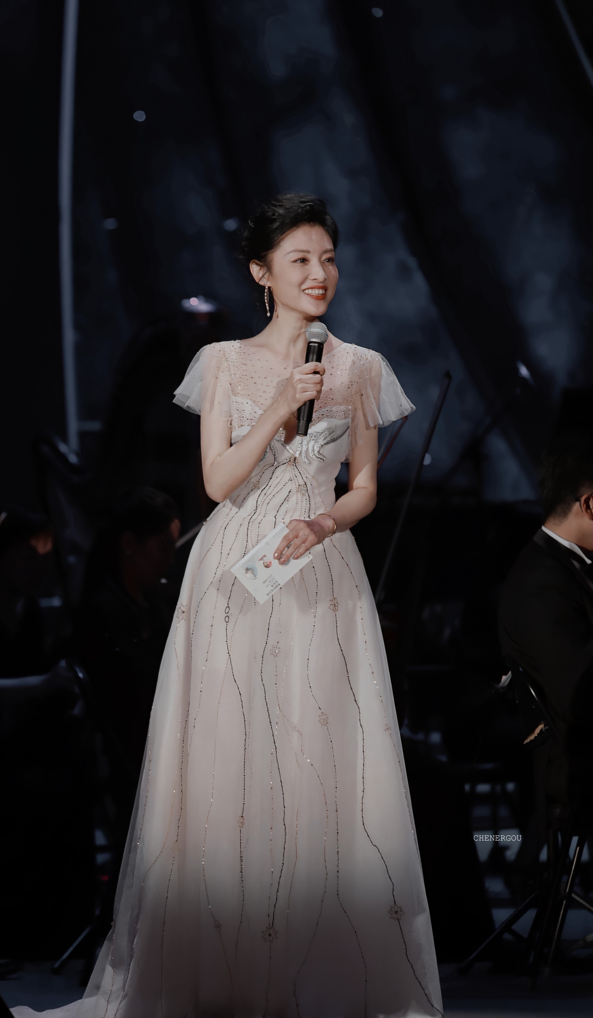 央视最美女主持,就服这三位,面容大气穿搭简约高级,越看越喜欢