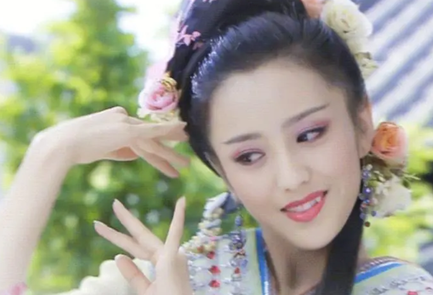 29岁娜扎秀美背太性感！后背仅用一根细带绑住，胸口直接镂空一块