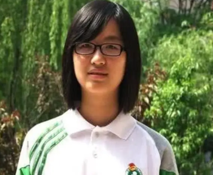 杭州90后女孩，17岁拒绝保送清华，大二未婚生子，22岁带娃读哈佛