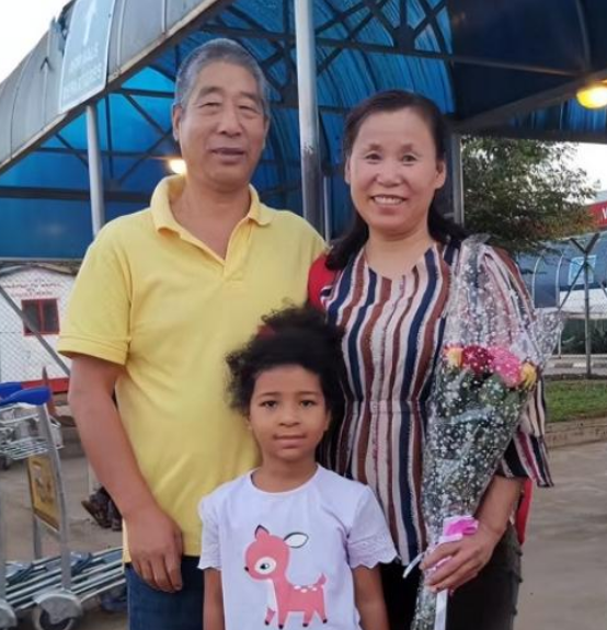 七年前中国女大学生嫁给非洲王子，生下2个女儿，现娘家定居非洲