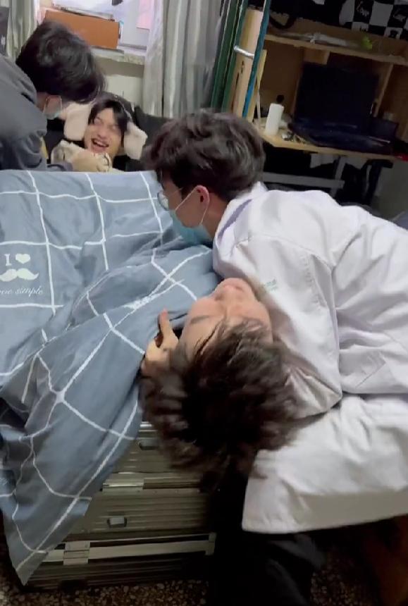 大学男生宿舍上演“怀孕生子”大戏，表情到位，情节逼真