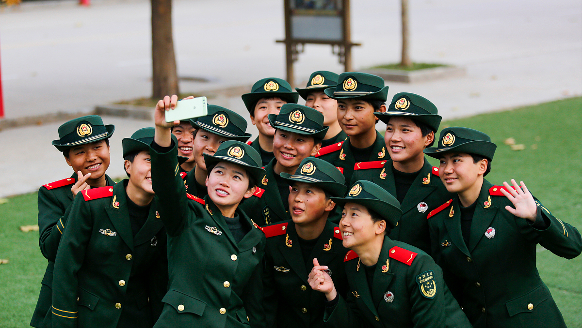 现在大学生当兵考上军校的概率大吗？成为军官都有哪些途径？