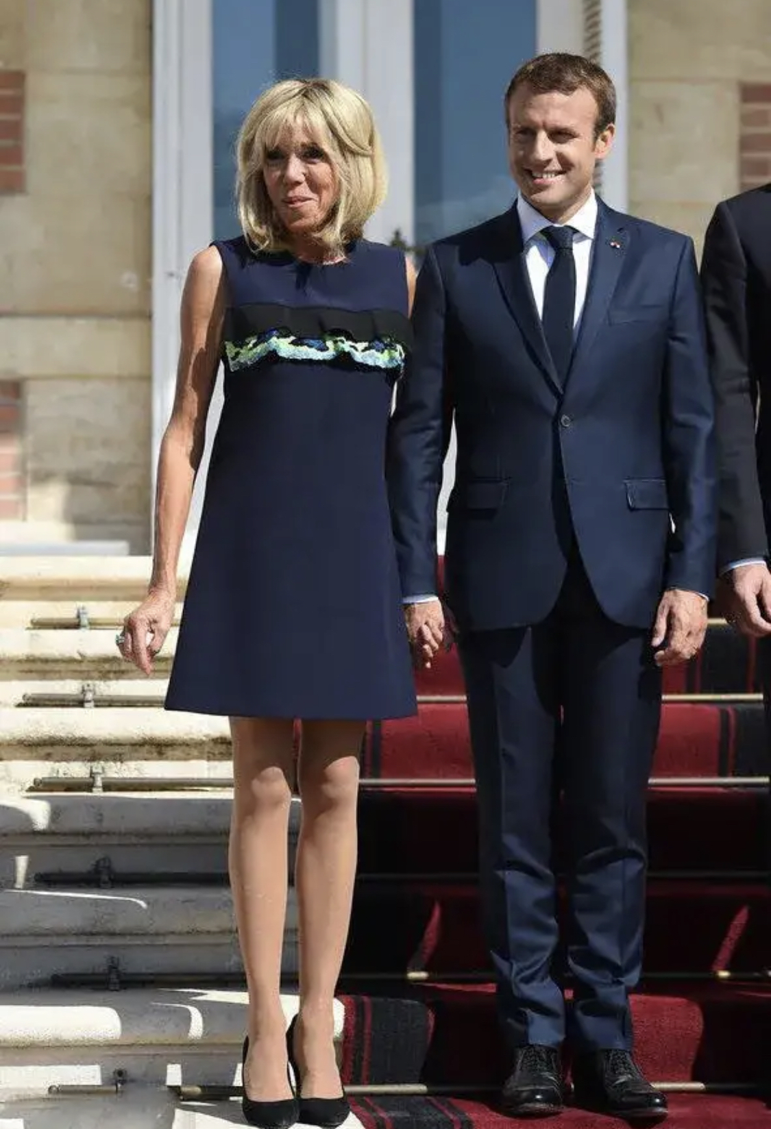 法国夫人顶“鸡窝头”亮相，穿印花裙同框老牌超模，气质不落下风