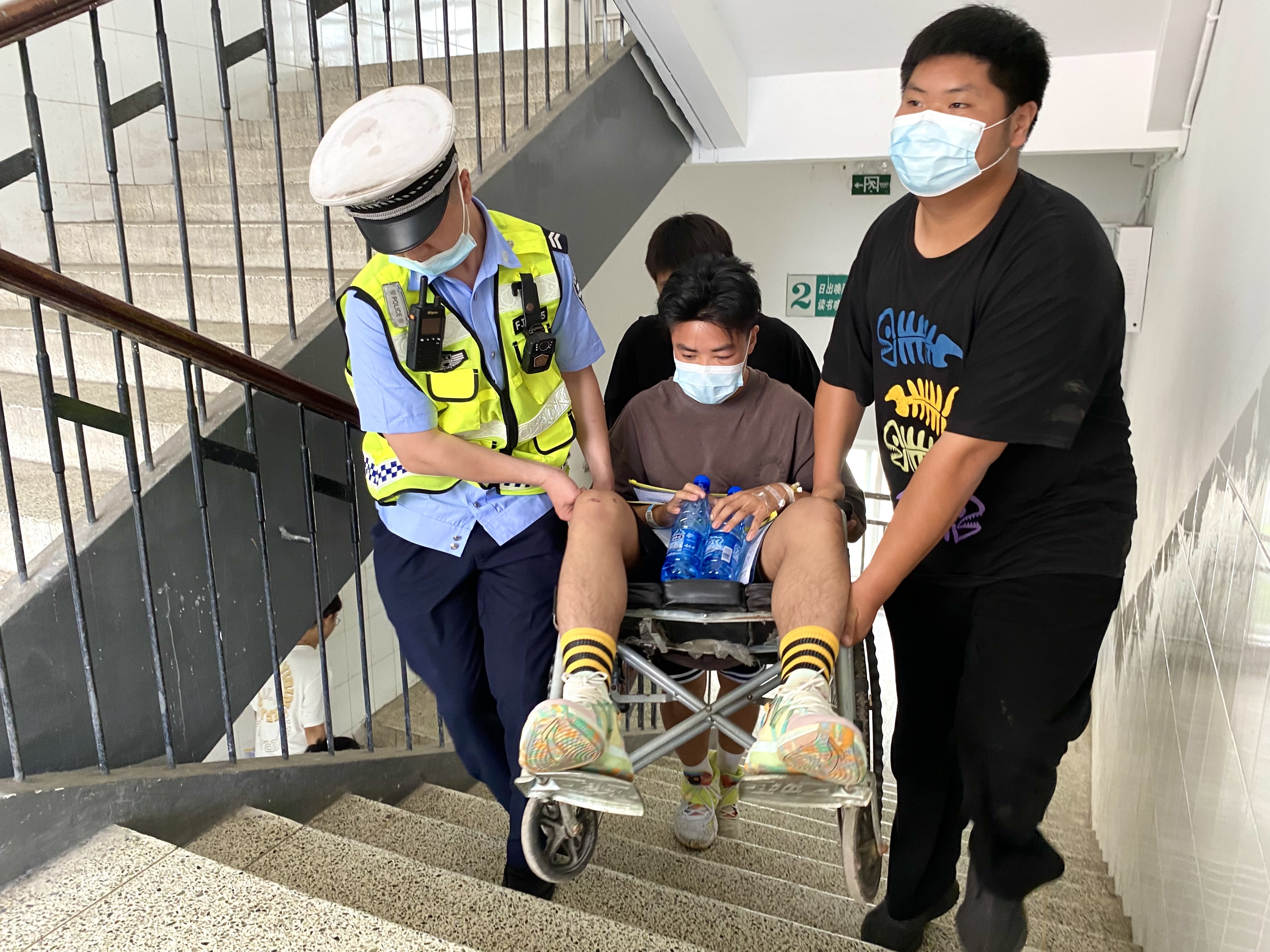 湖北应城：男孩骨折坐轮椅高考 交警全程“绿色抬护”