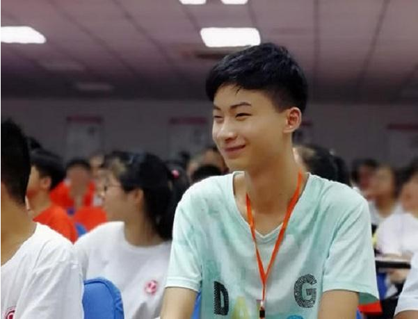 河北男孩逆袭记：9岁捡废品照顾瘫痪母亲，18岁744分考上清华大学