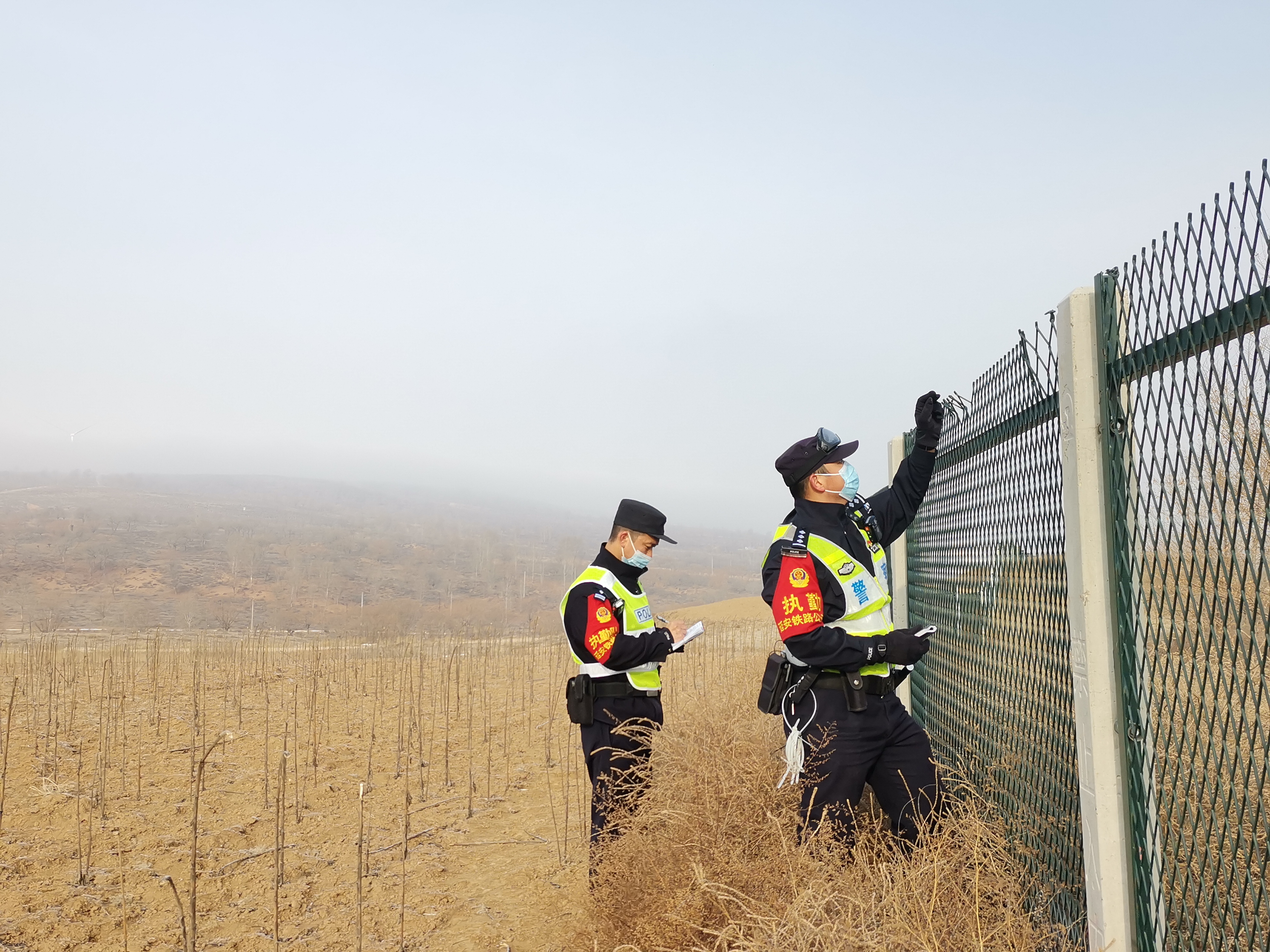 延安铁警护航“北煤南运”战略大通道万吨重载列车 一日由陕蒙抵达华中