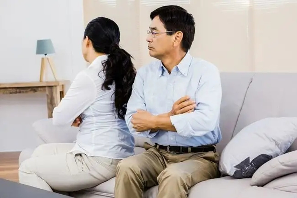 2012年，上海富商包养大学生，生仨娃花费2000万，最后发现被骗了