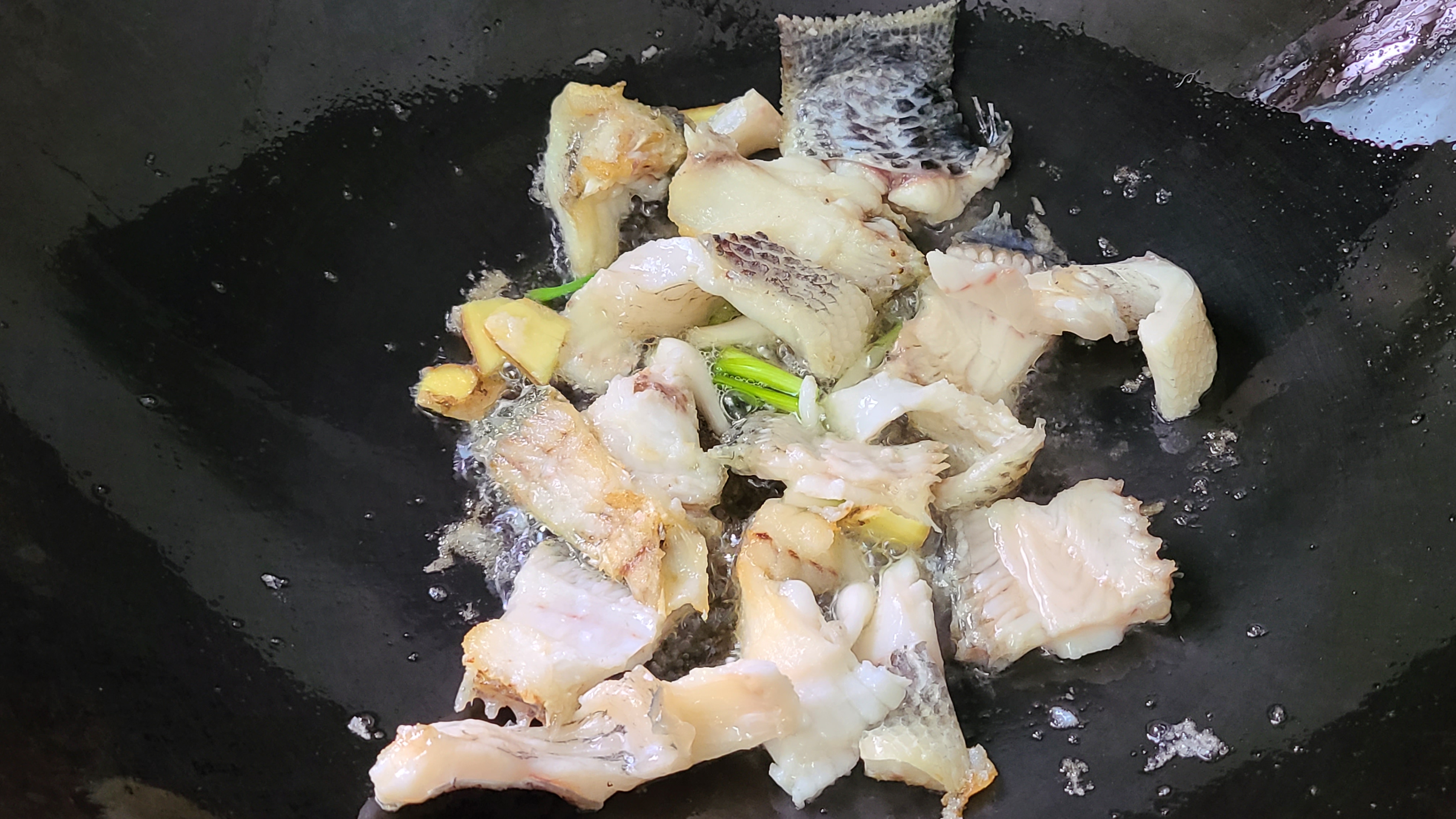 葱油鱼片，广东出了名的美食，老厨师教你做出来，简单好吃