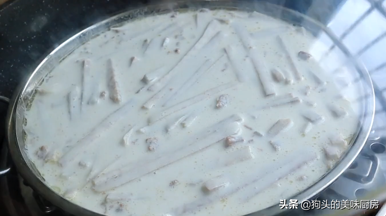 吃芋头的季节，我家经常这样做，咸香软糯做法简单，一大盘都吃光