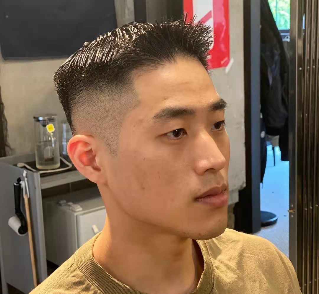 为何现在80后,90后和00后的男士,都喜欢"两边铲青"的发型?