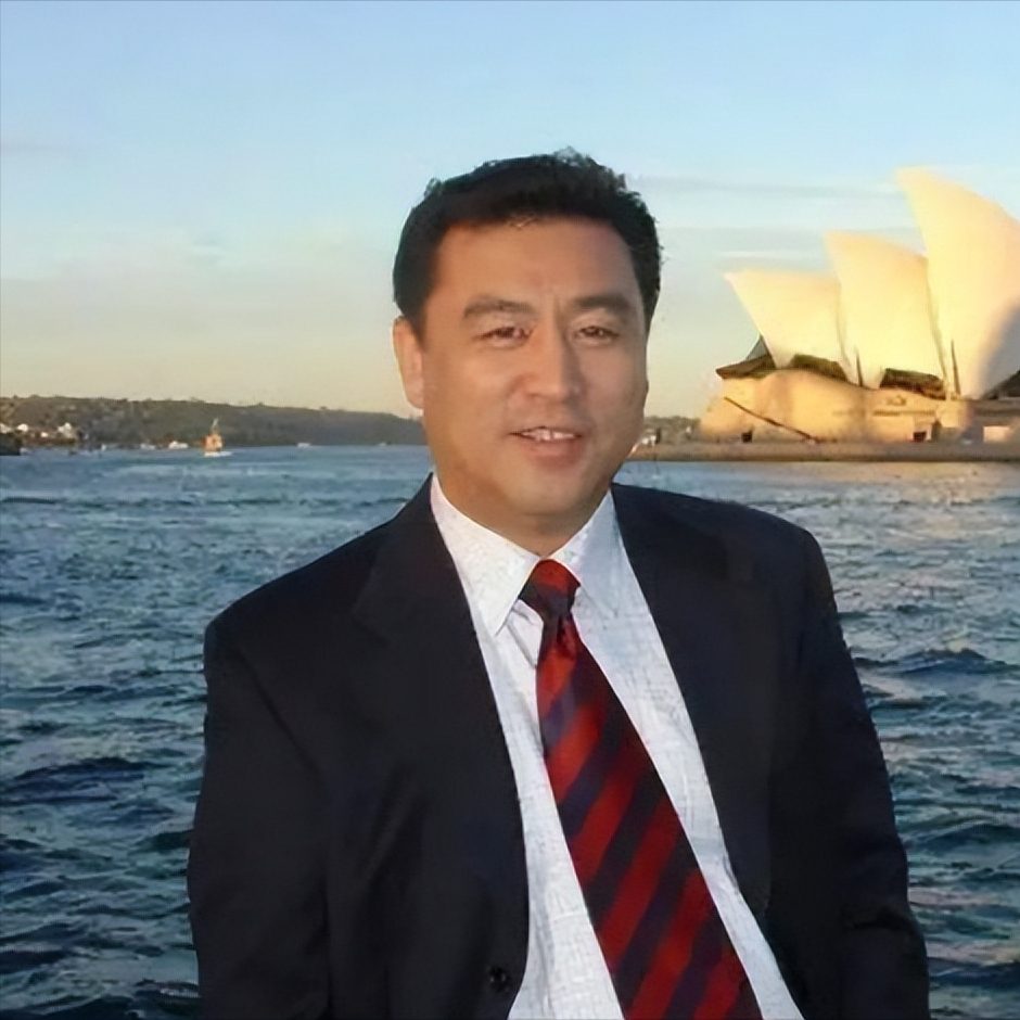 清华大学幼儿园园长之子，央视主持32年0失误，为何61岁依旧单身