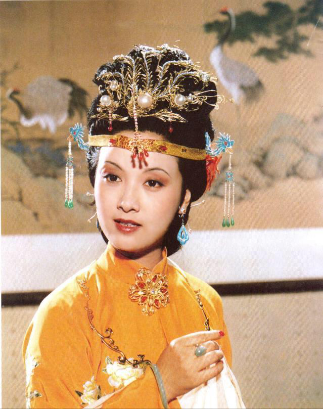 云髻凤钗不止有凤来仪，充满古典的韵味，是中国新娘骨子里的骄傲