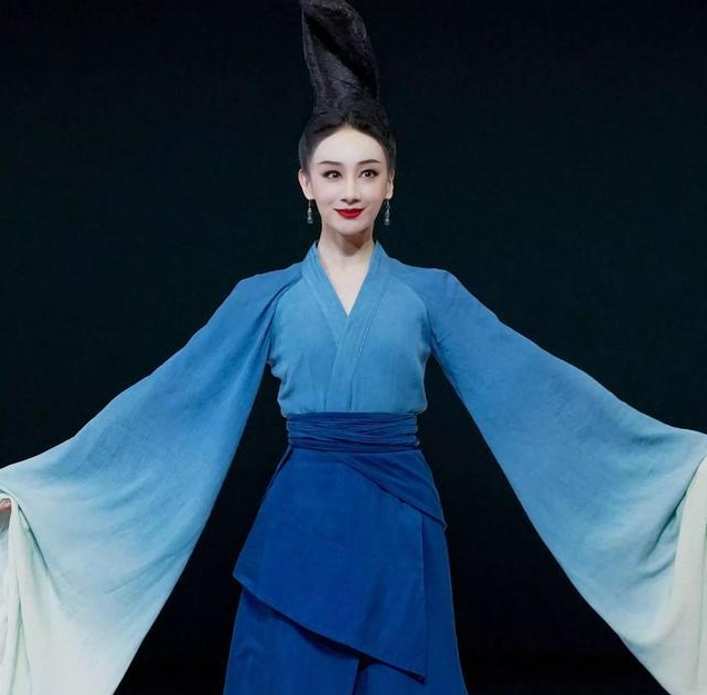 河南90后女生因“青绿腰”火了，一舞出经典，让人过目难忘