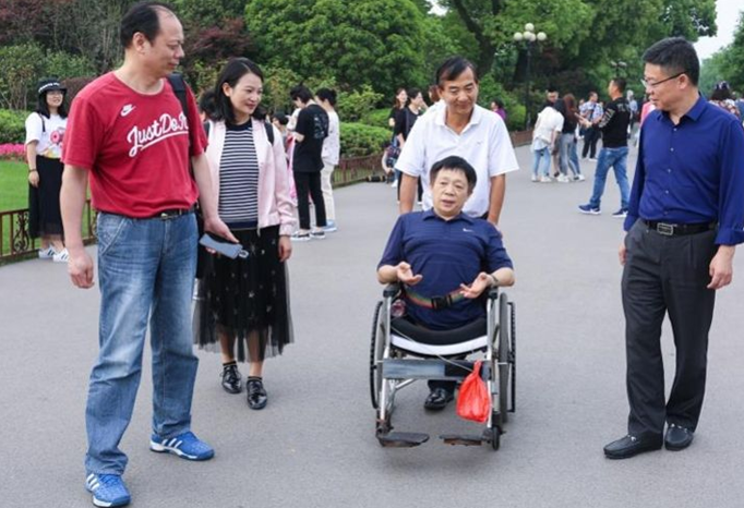 “半截人”彭水林：身体因车祸只剩78厘米，“重生”后回报社会