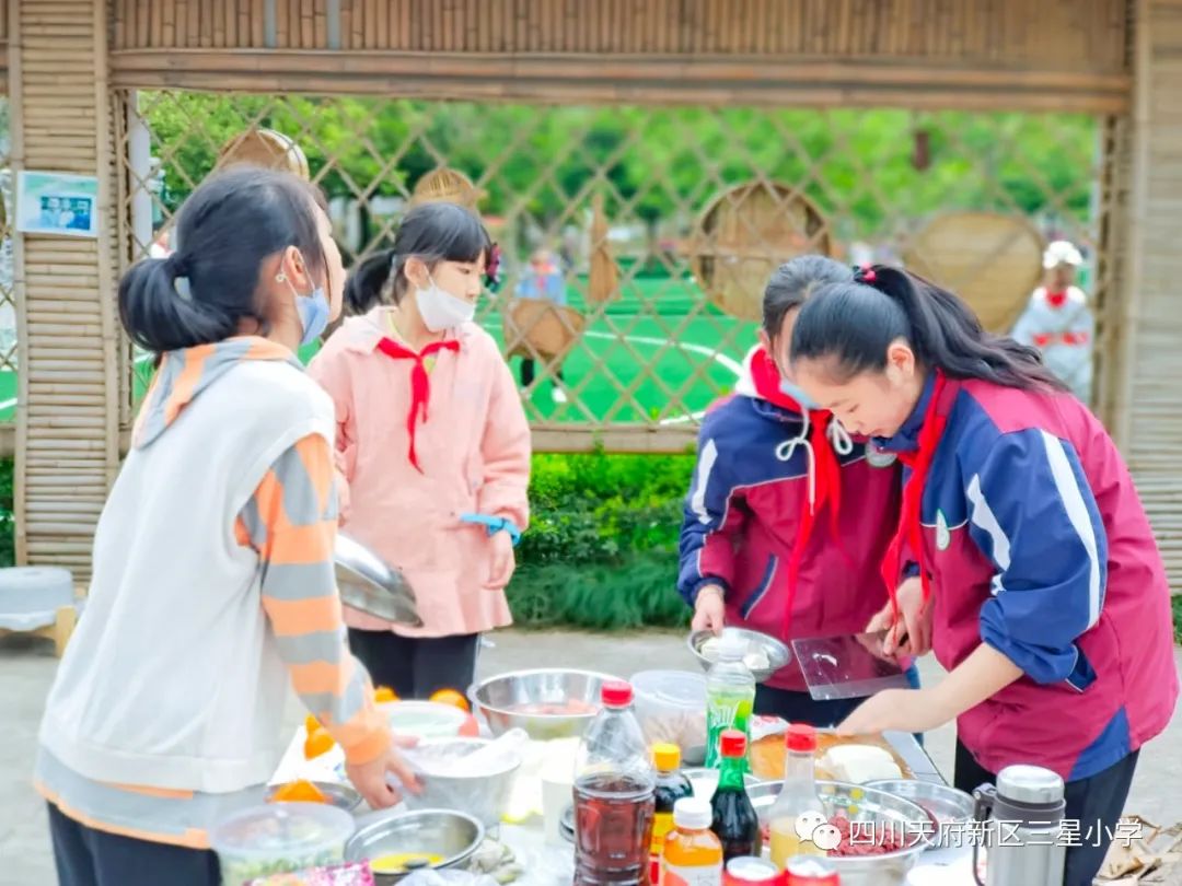 四川天府新区三星小学把劳动教育融入到餐厨实践中