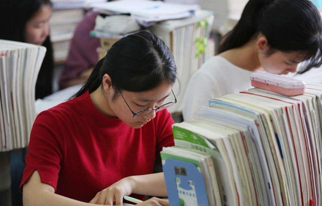 22年浙江首次高考已经结束，网友表示很羡慕，高考也有两次机会？