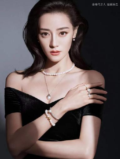 热巴穿开叉裙出席活动!大爷举3米长杆拍照,五六名保镖围在身侧