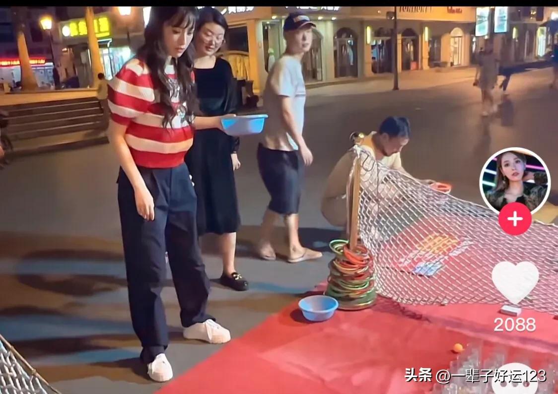 司雯嘉游横店夜市，路人热情教玩游戏，被忽悠拆盲盒成“冤大头”