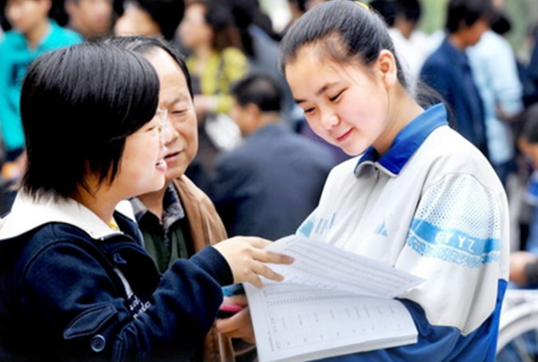烈士子女高考享特权？可以加20分引网友不满，女孩的话霸气回击