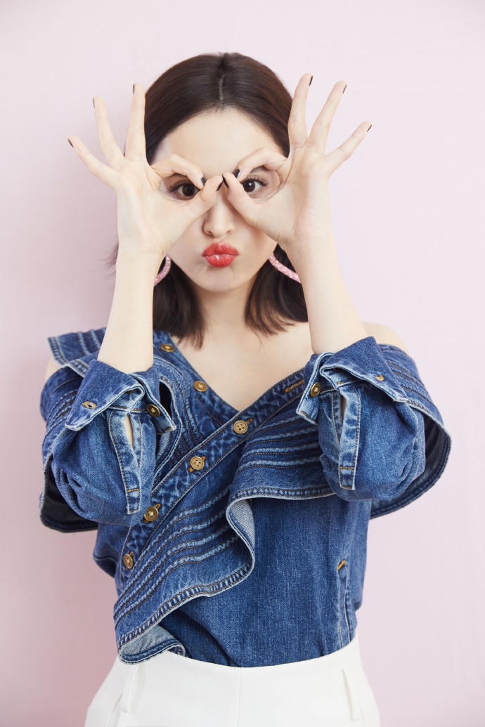 古力娜扎粉色爱心耳环对镜搞怪九连拍甜度满分写真