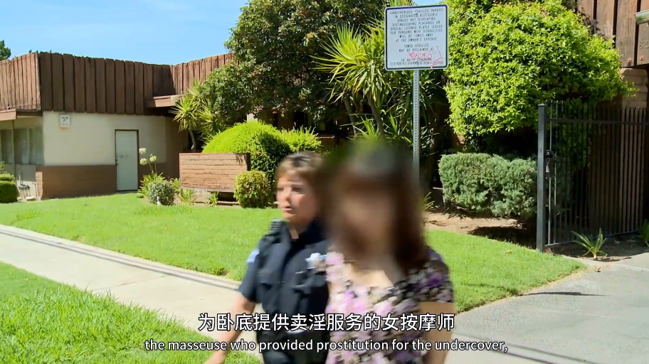 美国女警钓鱼执法现场：装成妓女引嫖客上钩，穿成这样谁顶得住？