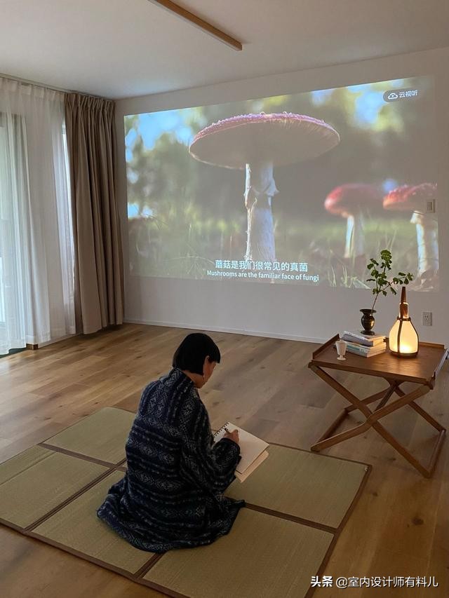 她家135㎡极简原木风，无沙发、茶几、电视，一张餐桌承载所有