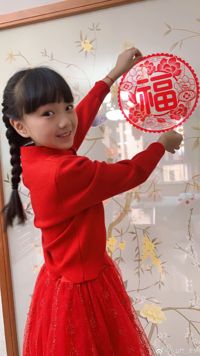 邓伦“女儿”小山竹，教妈妈拍辣妹照！淡出娱乐圈，越长越美