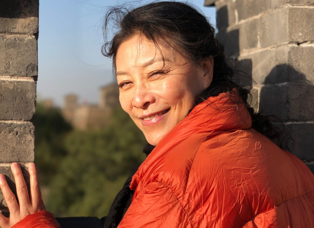 著名演员岳红：生女五个月被离婚，单亲妈妈31年，风光背后有眼泪