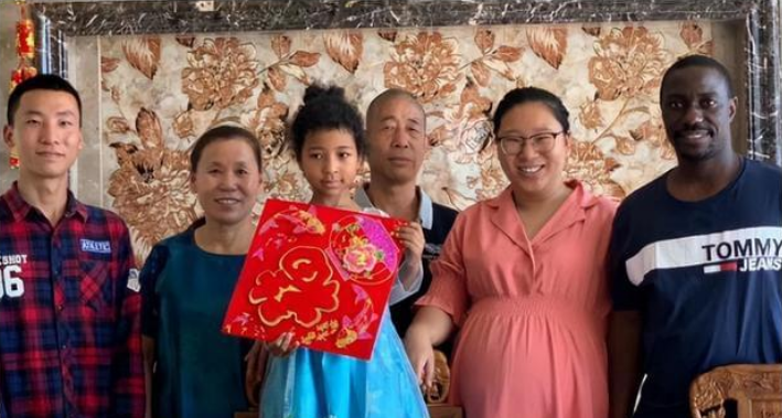 七年前中国女大学生嫁给非洲王子，生下2个女儿，现娘家定居非洲