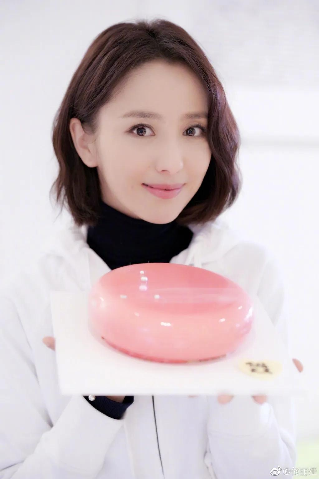 佟丽娅短发造型真漂亮