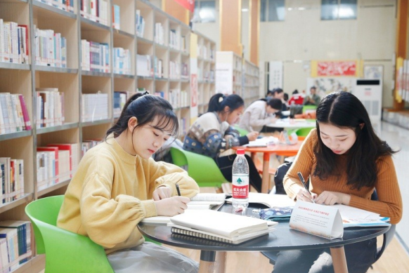 安徽一男大学生在食堂学习，评论区却充满嘲讽，努力给谁看呢？